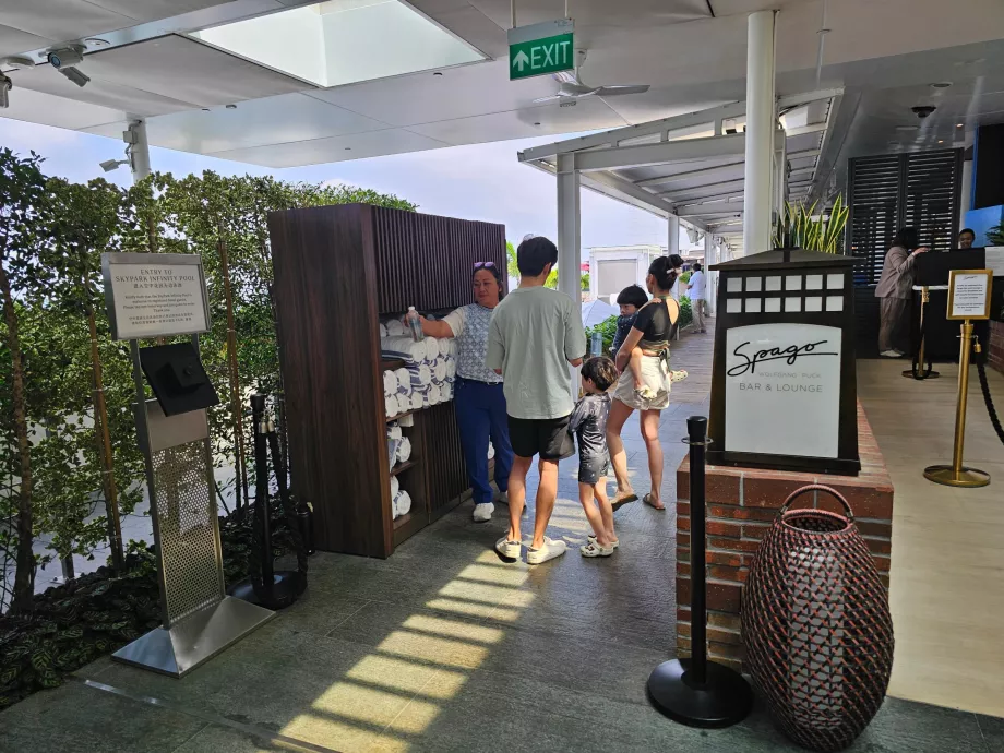 Вход към басейна на покрива