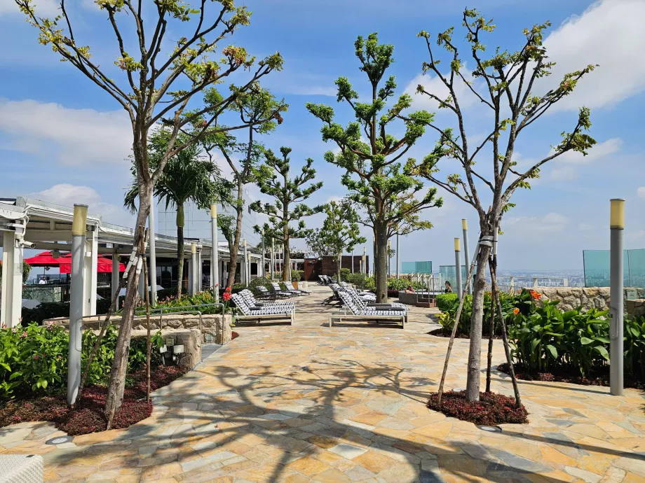 Шезлонги на покривната тераса на хотел MBS