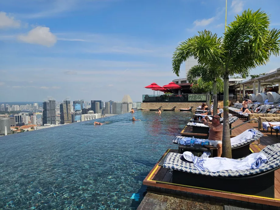 Басейн и шезлонги на покрива