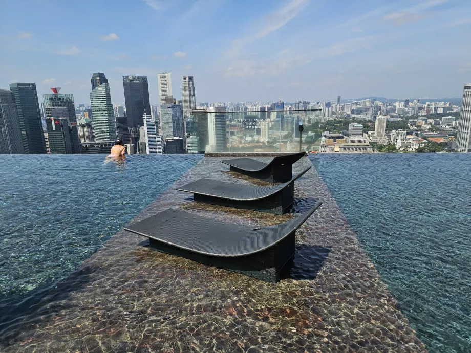 Басейн и шезлонги на покрива