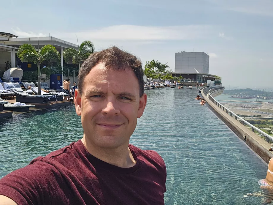 Безкраен басейн в Marina Bay Sands