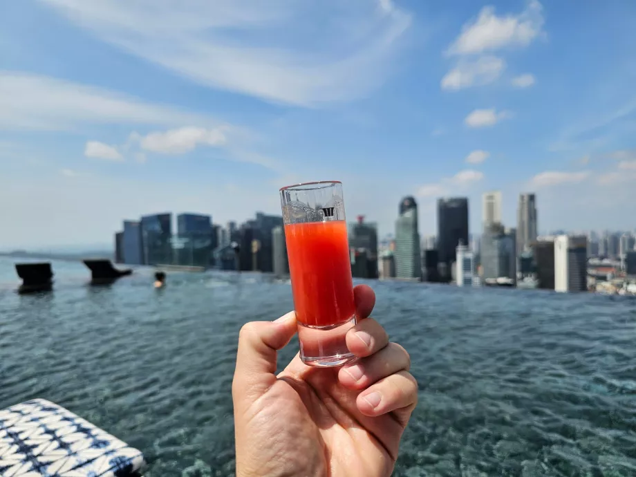 Безплатна напитка край басейна