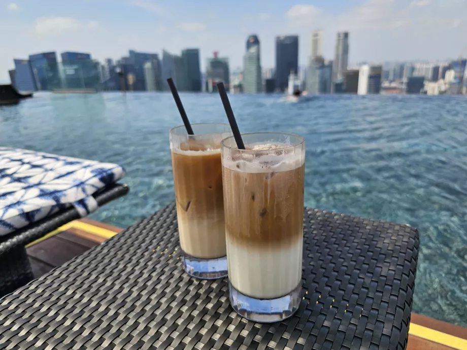 Кафе край басейна