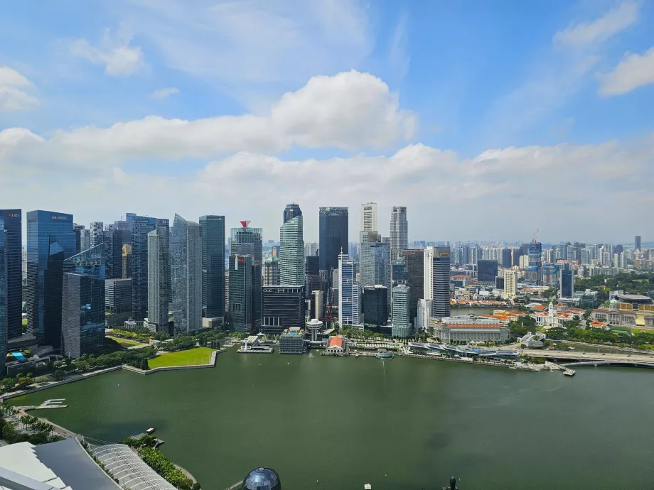 Изглед от басейна на покрива на MBS