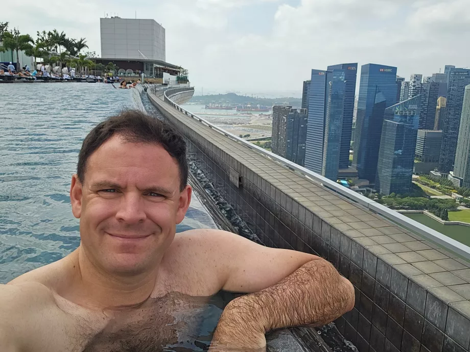 Аз в басейна на покрива на Marina Bay Sands