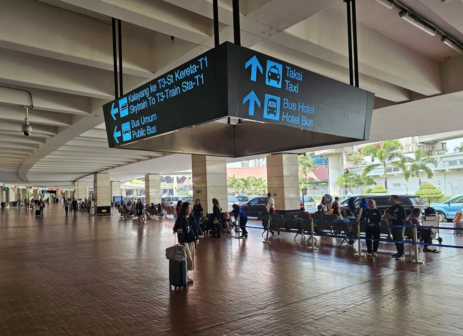 Пътни знаци, летище Jakarta Airport