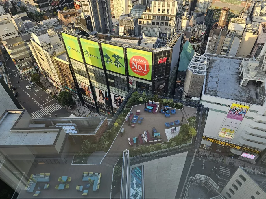 Изглед към откритата тераса на ресторант Gallery 11