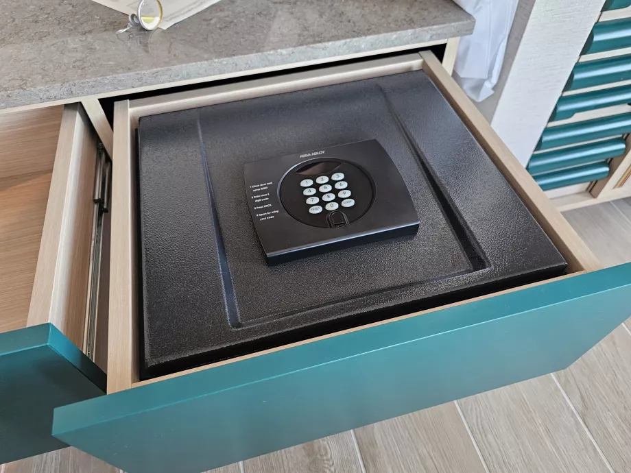 Сейф в стаята