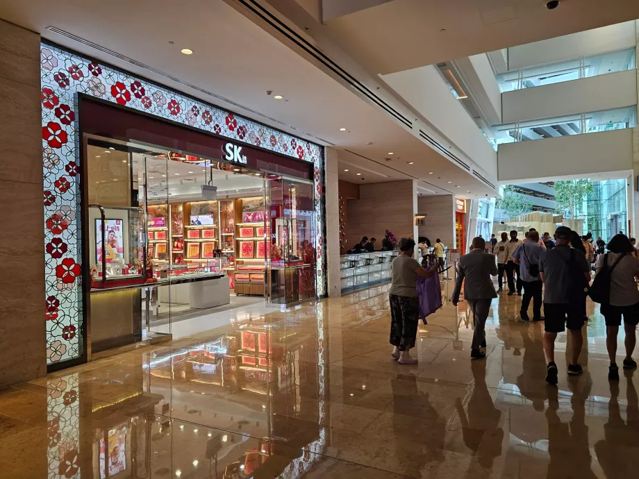 Магазини във фоайето на хотела