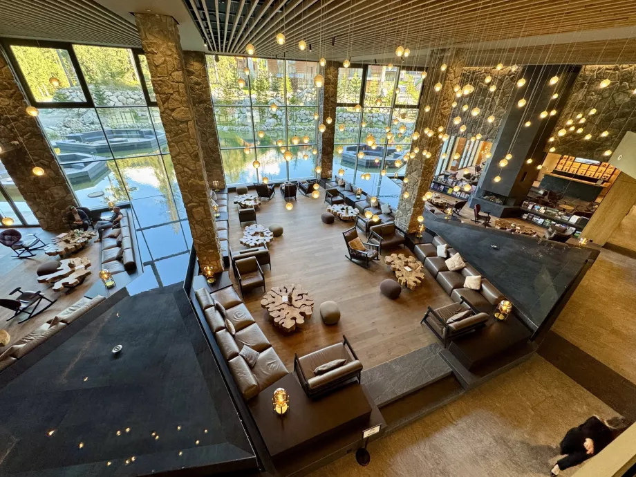 Фоайе с езерце Swissotel Damian Jasna