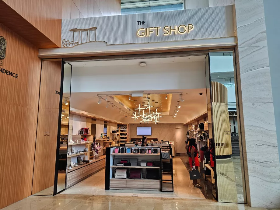 Магазини във фоайето на хотела