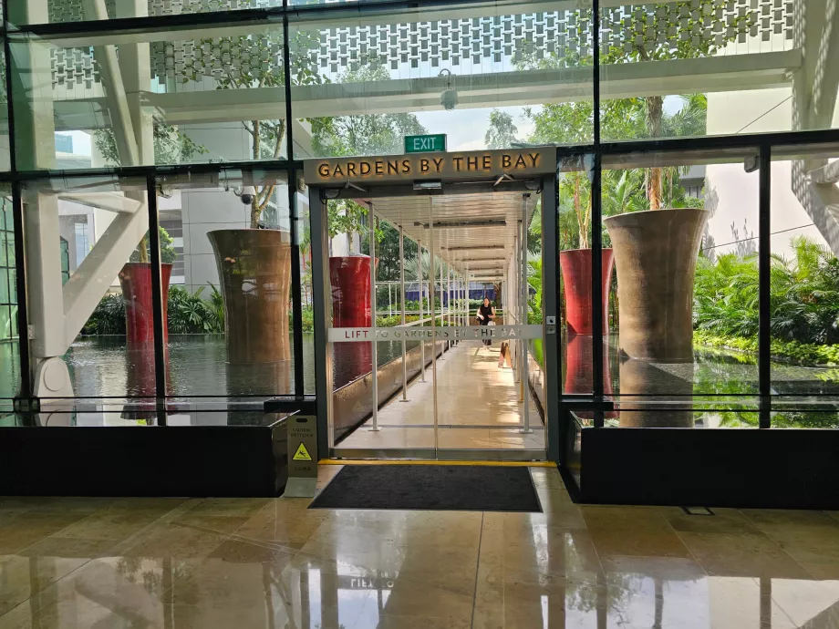 Изход към Gardens by the Bay