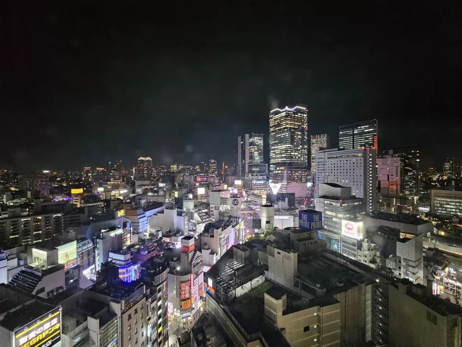 Изглед от стаята на 18-ия етаж през нощта