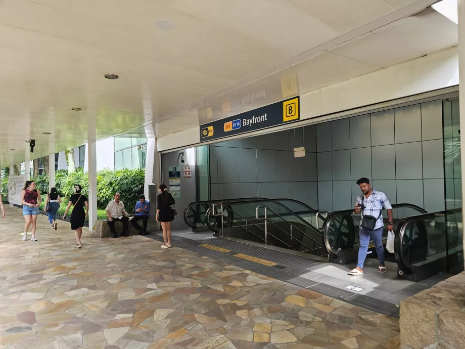 Метростанция Bayfront в близост до хотела