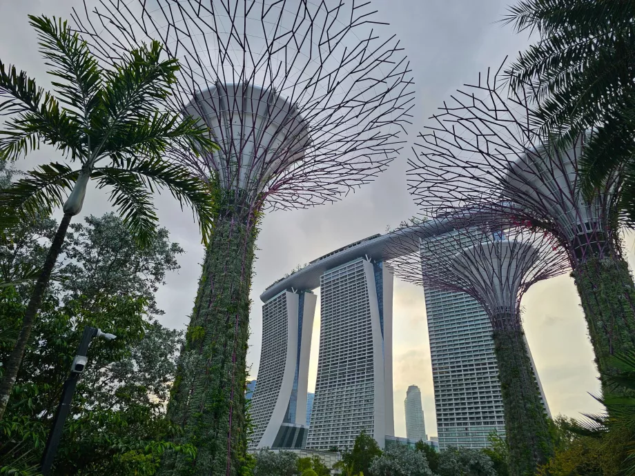 Сградата на Marina Bay Sands, погледната от Gardens by the Bay