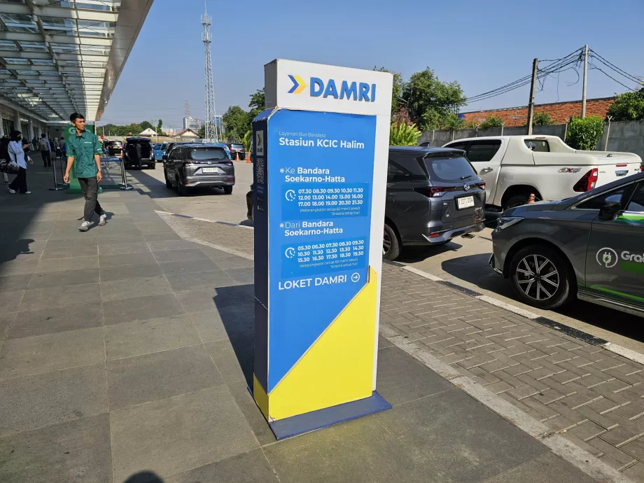 График на автобусите от летище CGK до Halim station
