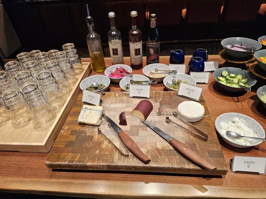 Закуска - сирене, маслини и масла