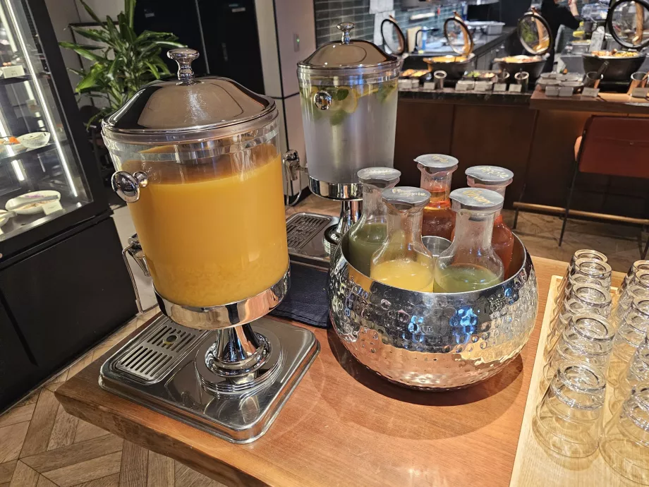 Закуска - сокове и вода