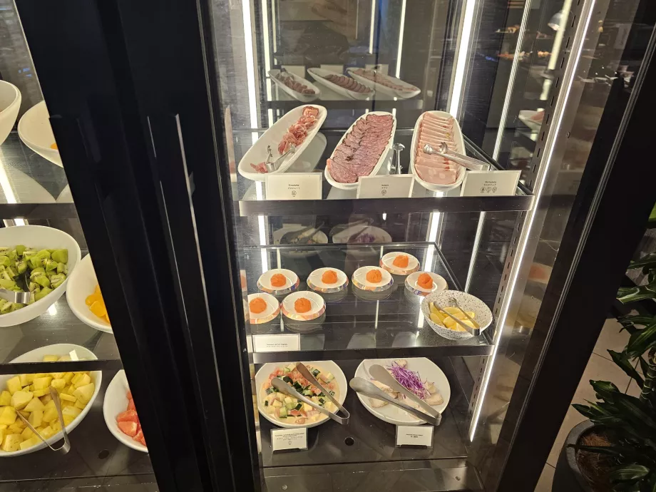 Закуска - салати и шунки