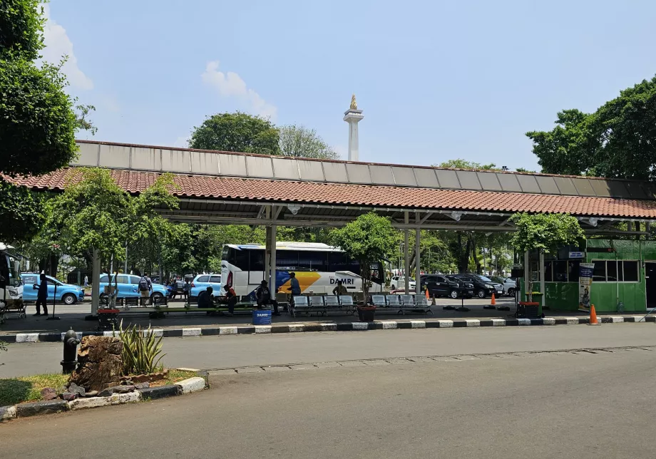 Автобусна спирка DAMRI близо до гара Gambir