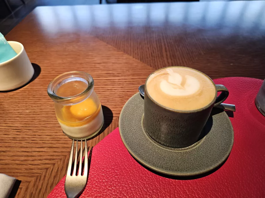 Закуска - капучино и кисело мляко