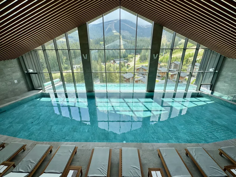 Плувен басейн в Swissotel Damin Jasna