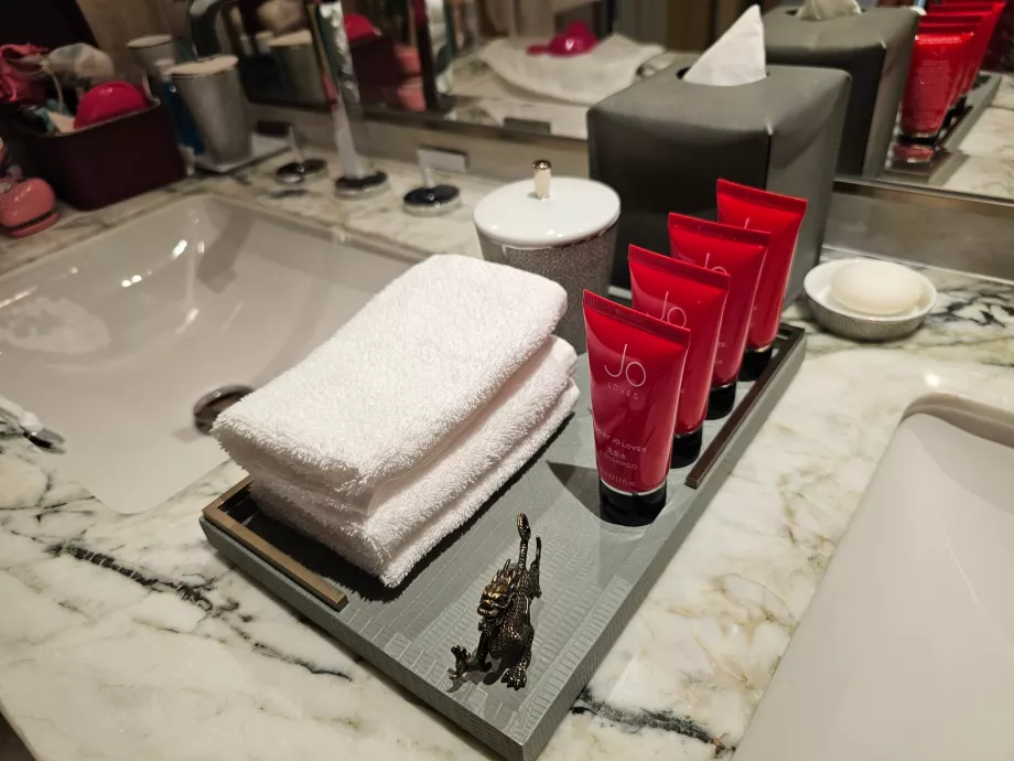 Шампоани и кремове на Jo в стаята