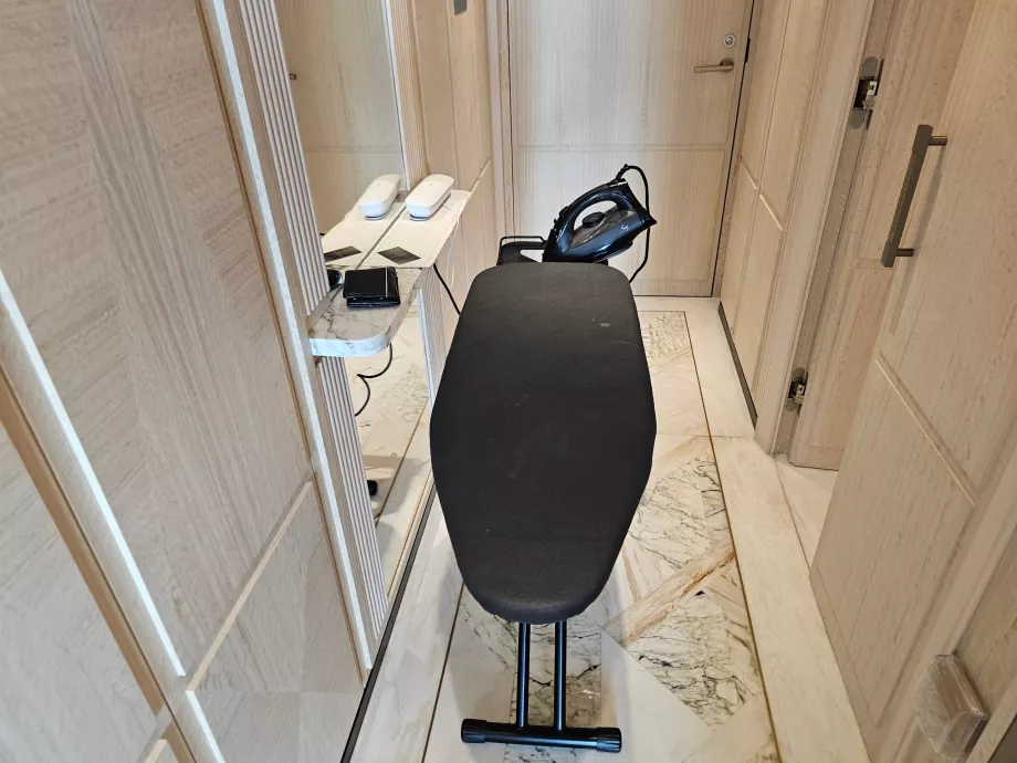 Дъска за гладене в стаята