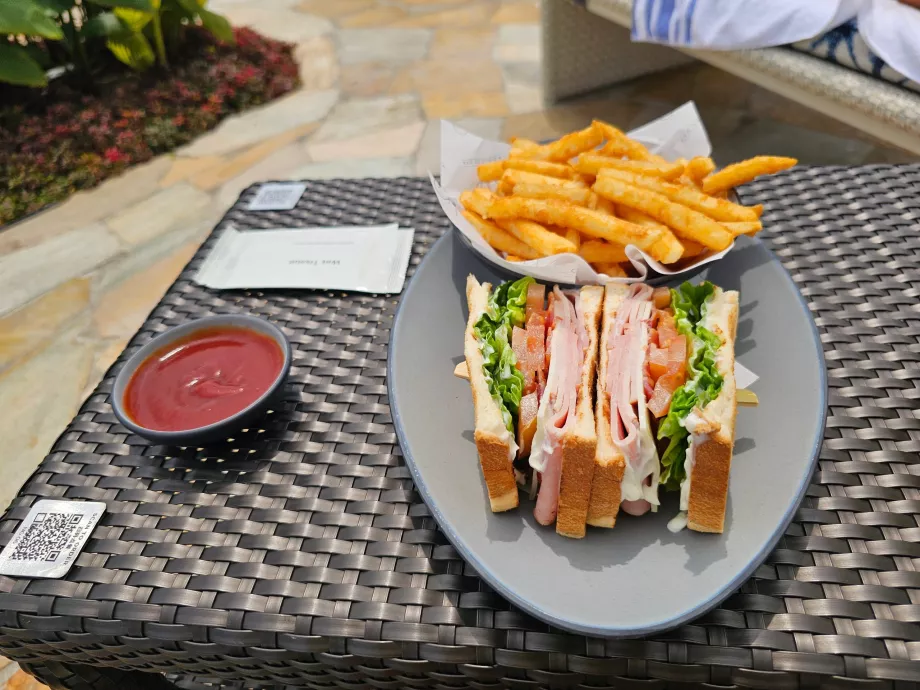 Закуска край басейна на хотела