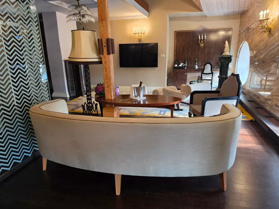 Дневна в апартамента „Onyx Tower Suite“