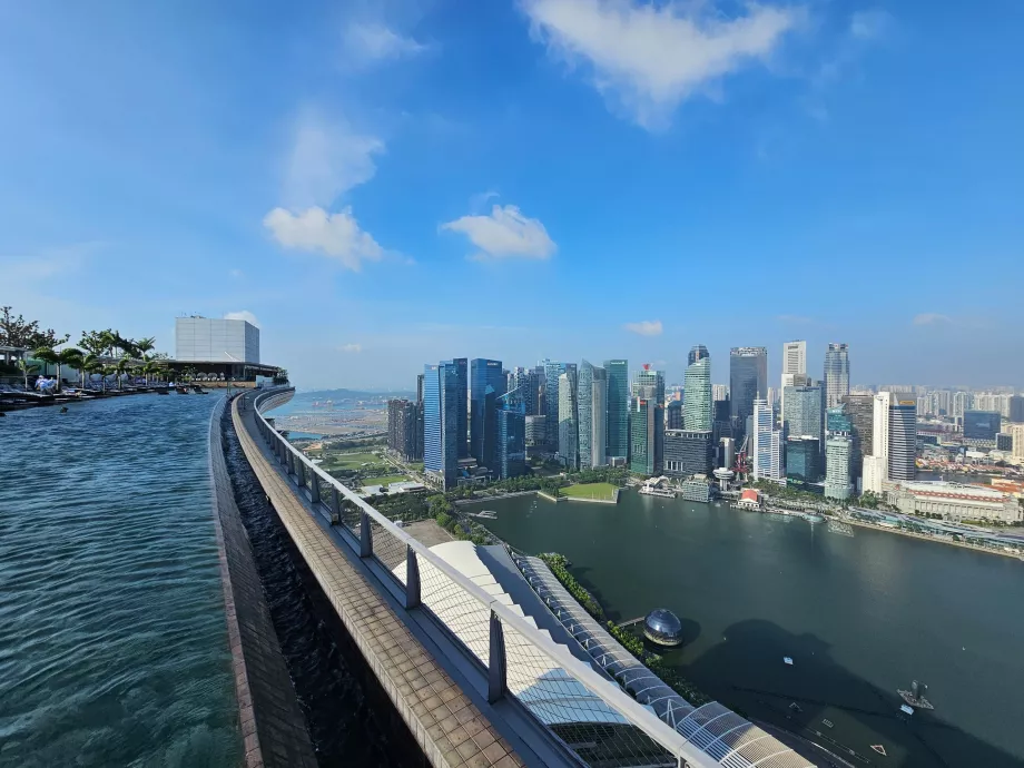 Изглед от басейна на покрива на Marina Bay Sands