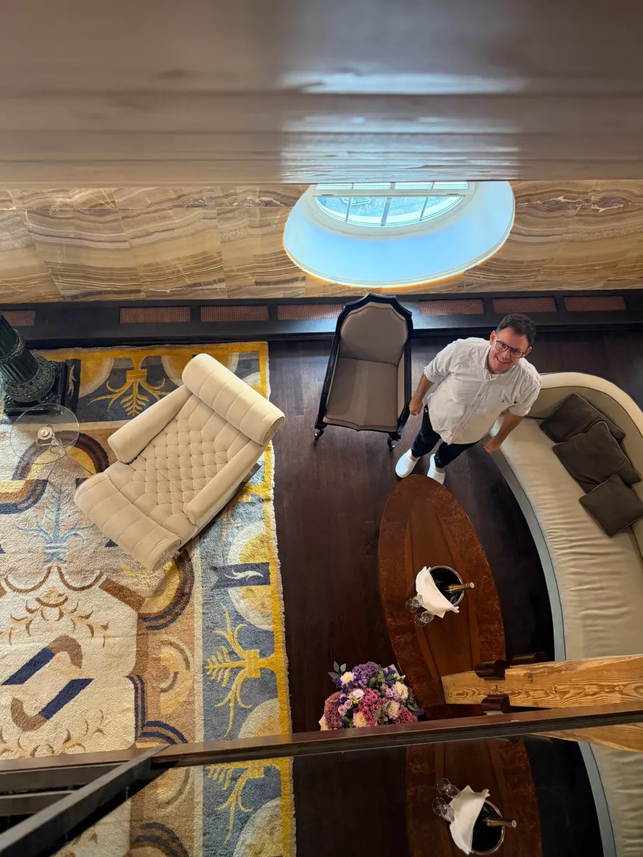 Аз в хола на апартамента „Onyx Tower Suite“