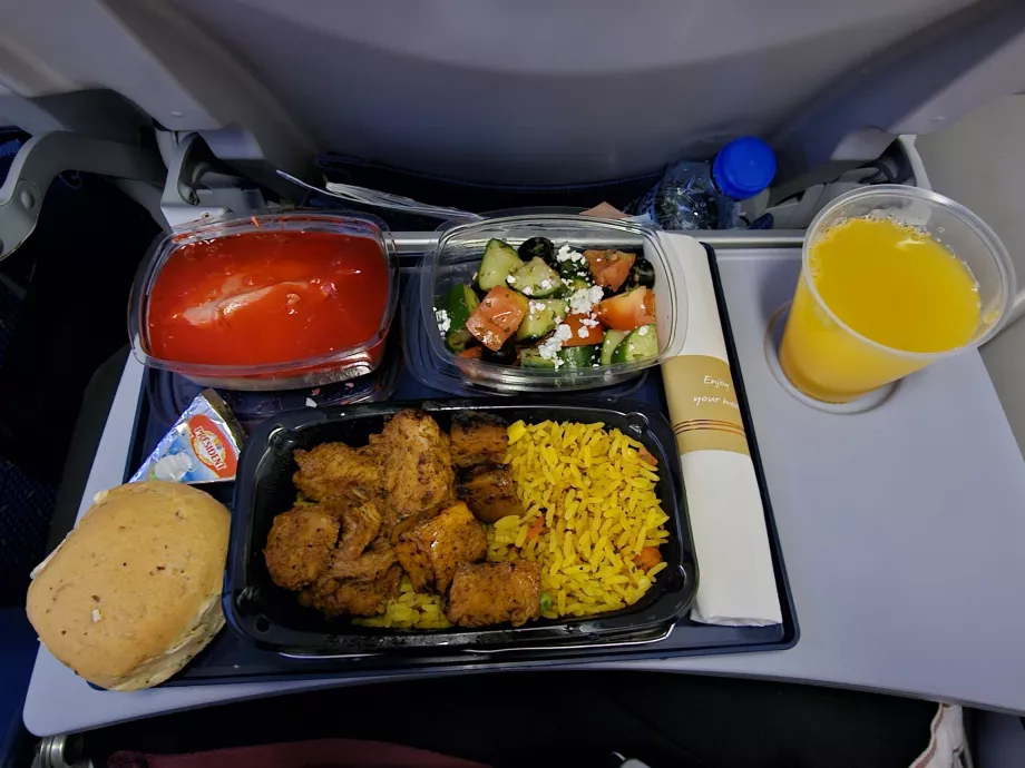 Вечеря в KLM по време на полет на дълги разстояния