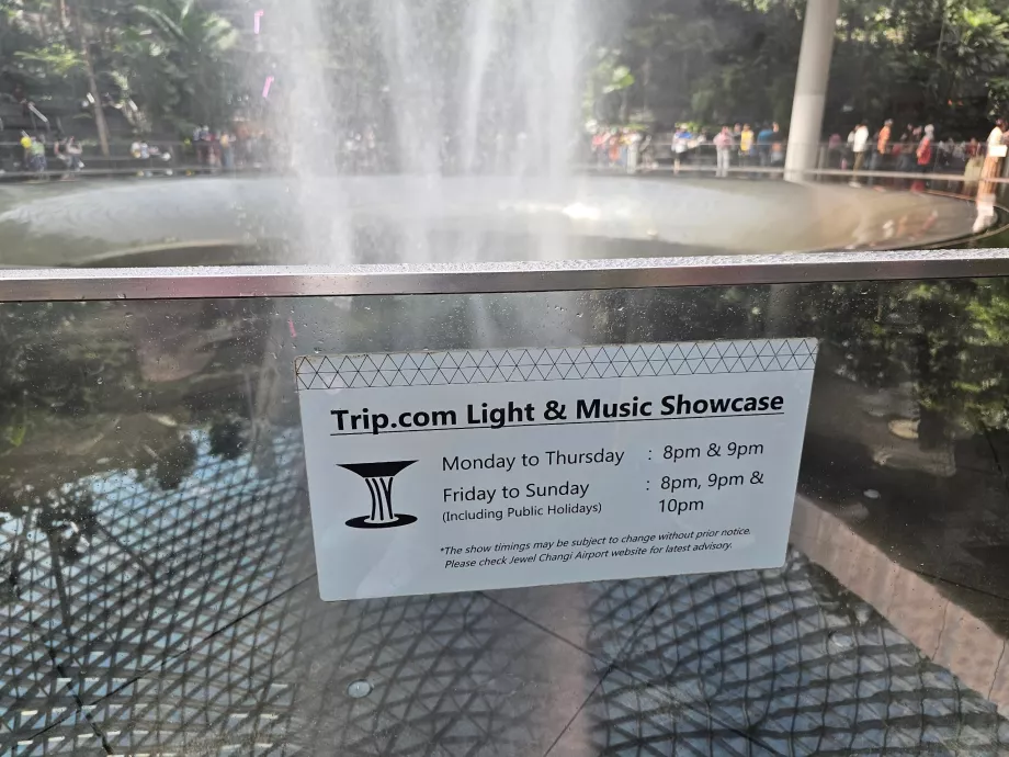 Часове на светлинното шоу при водопада в Jewel