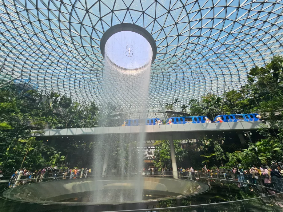 Водопад и влак в JEWEL