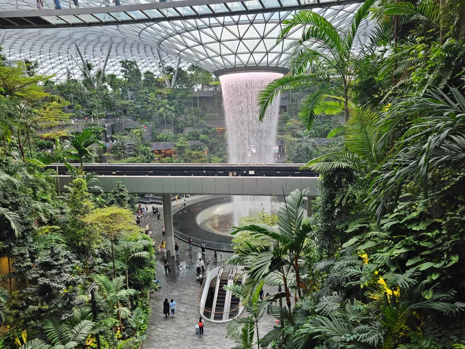 Водопад в JEWEL