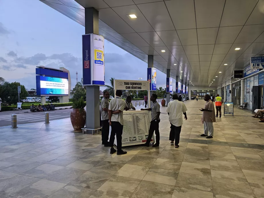 Такси пред залата за международни пристигания