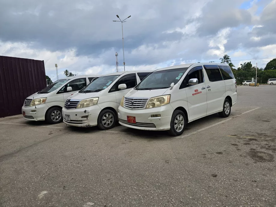 Такси пред Терминал 2