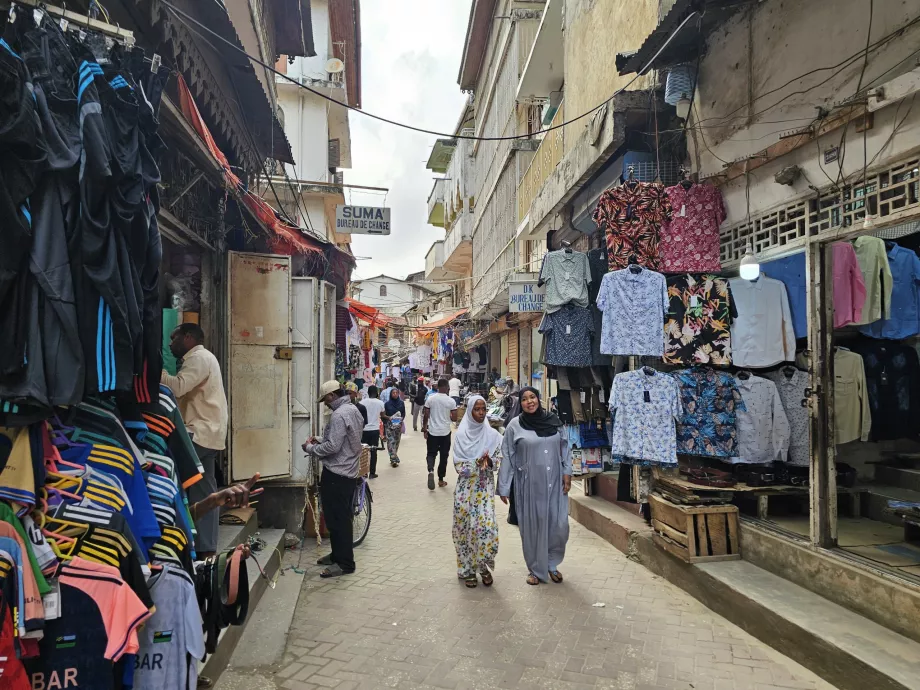 Darajani Souk, дрехи за продажба