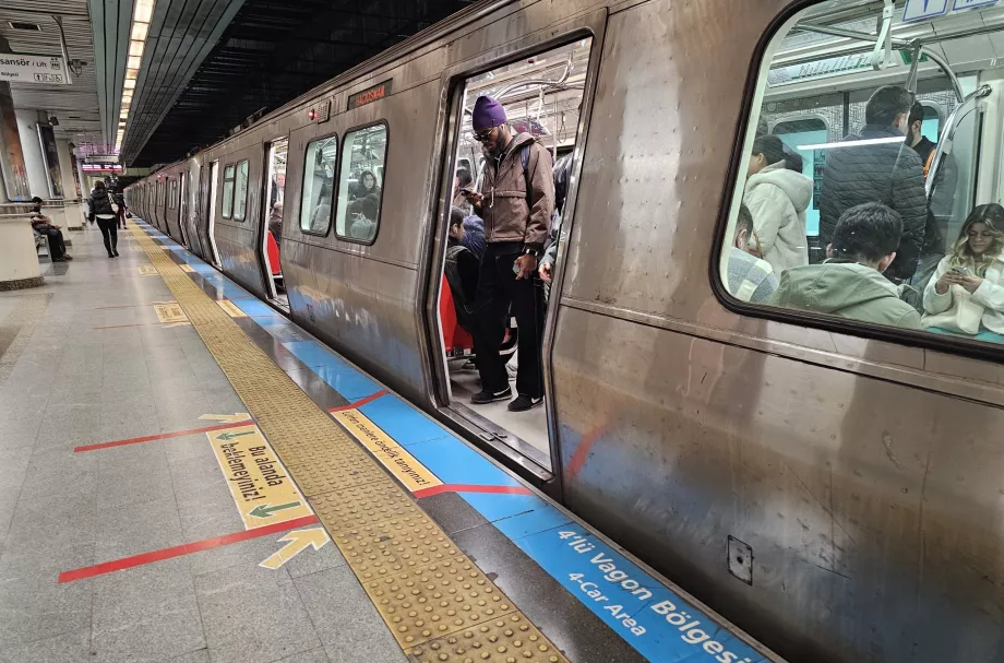 Влак на метрото в Истанбул