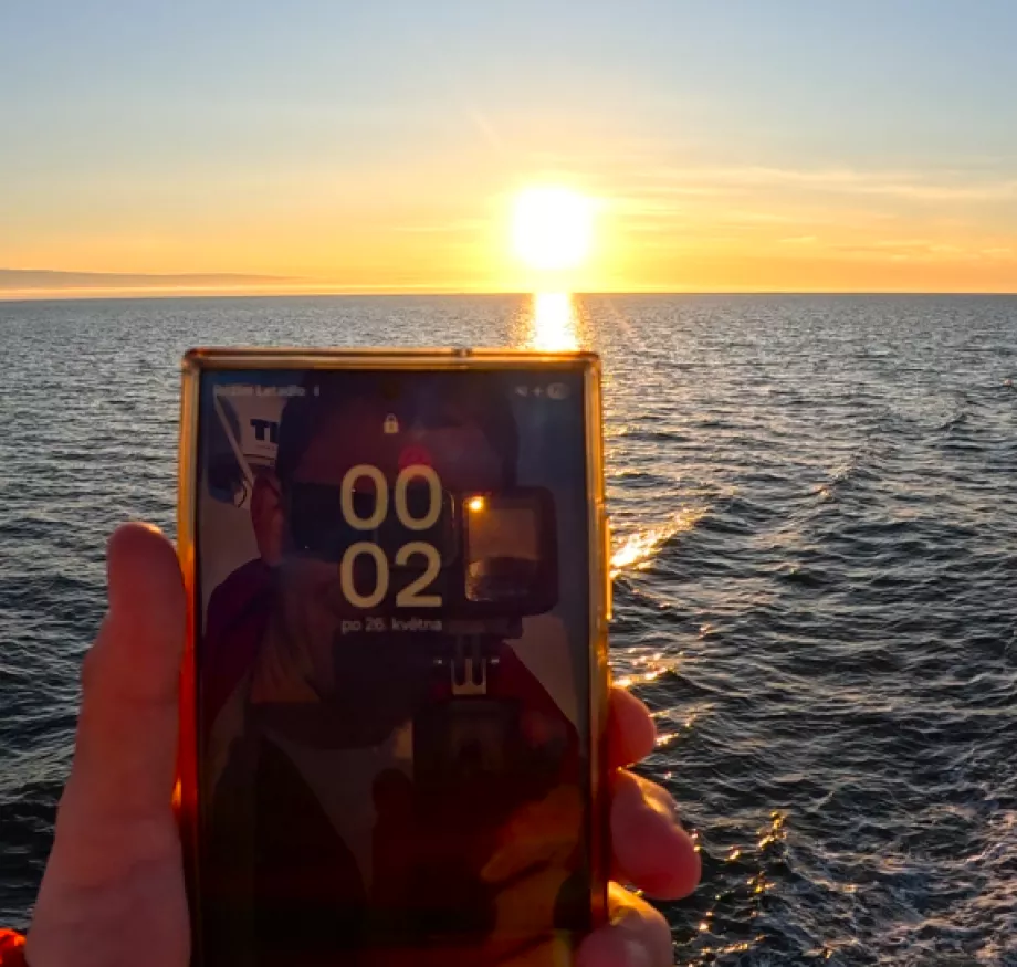 Среднощно слънце от палубата на ферибота