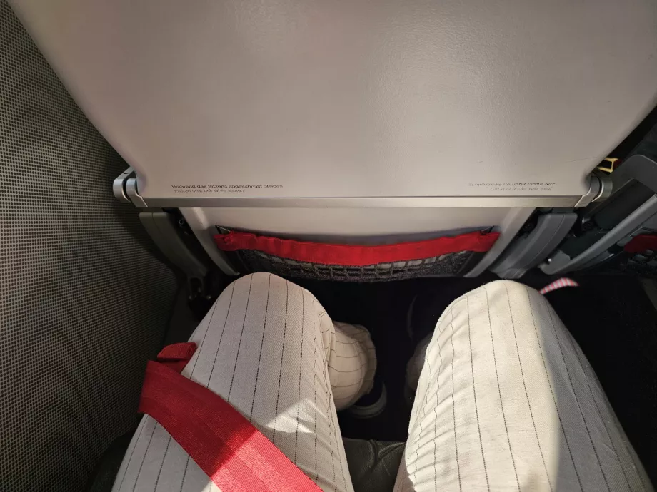 Място за краката в самолет Embraer E190