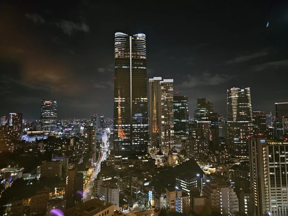 Изглед от главната наблюдателна площадка през нощта