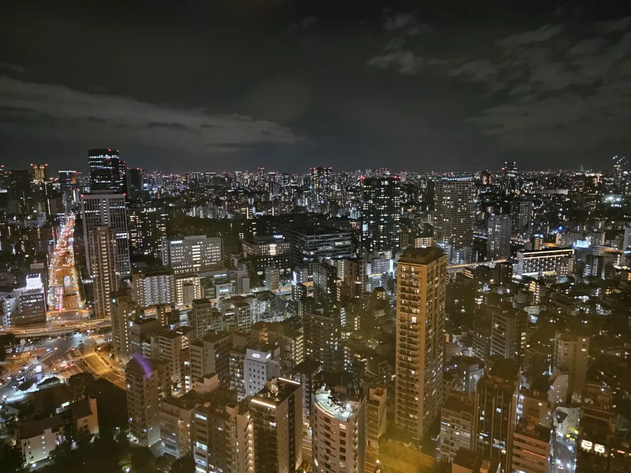 Изглед от главната наблюдателна площадка през нощта