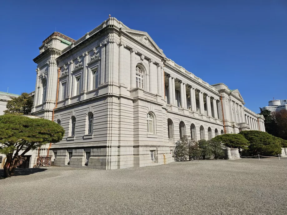 Дворецът Акасака