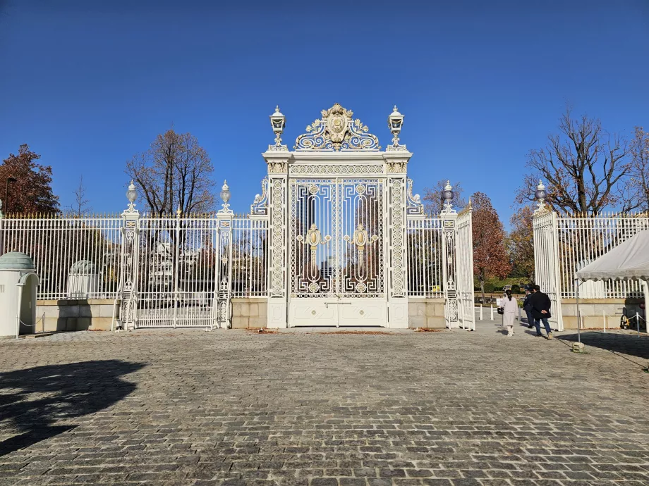 Главен изход от двореца Акасака