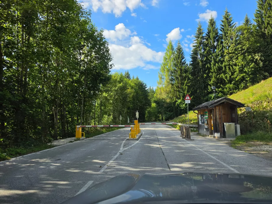 Пътна бариера по пътя надолу