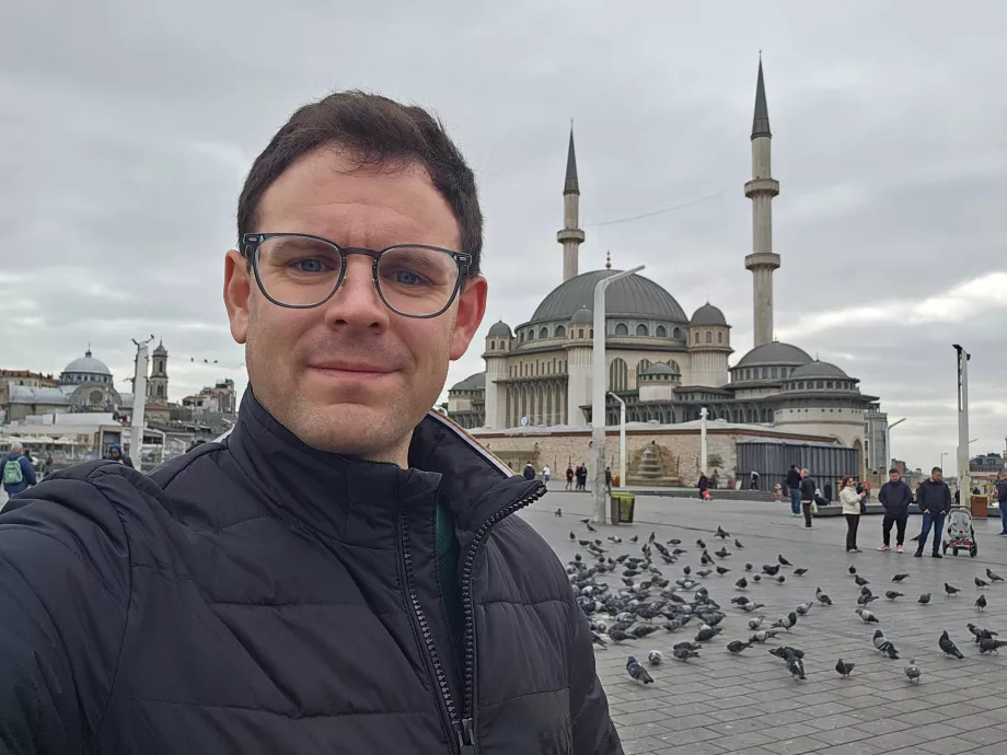 Аз на площад Таксим