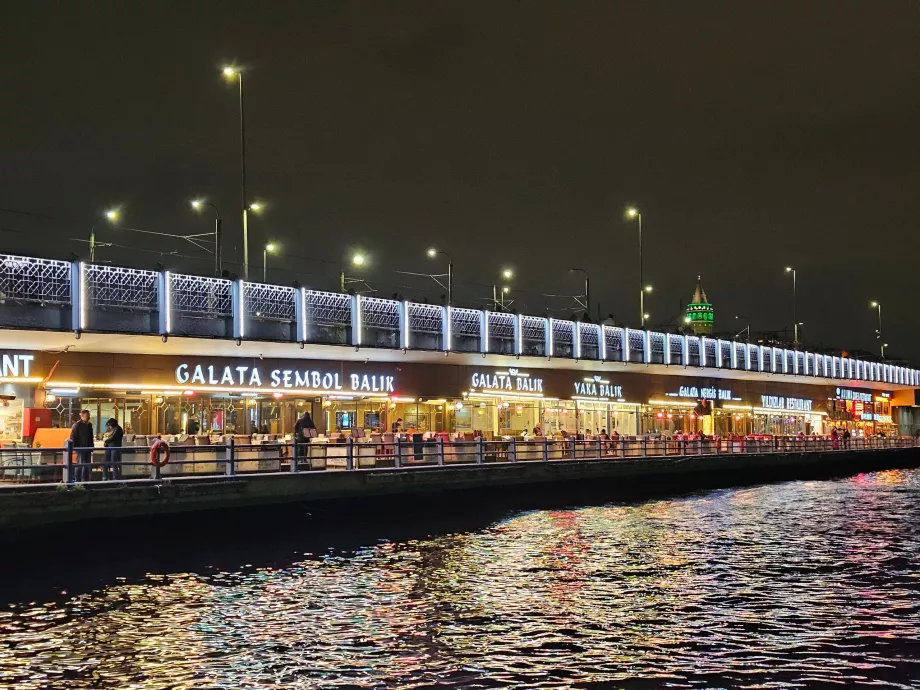 Мостът Галата през нощта