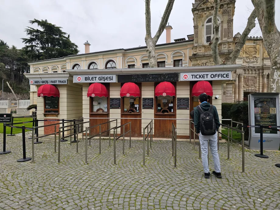 Главен вход на двореца Долмабахче